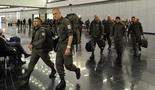 AUSTRIAN SOLDIERS RETURN TO VIENNA AIRPORT