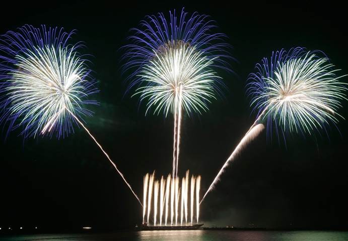 140308-fireworks-01-js-1122_50e99d512126f67a9ef26b91bfa64b74.nbcnews-ux-720-480
