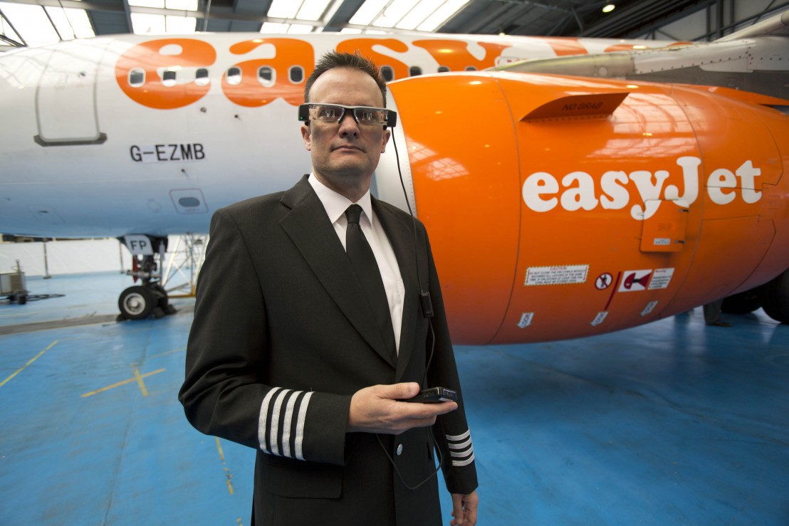 Captain Richard Nanton with 3D glasses_easyJet