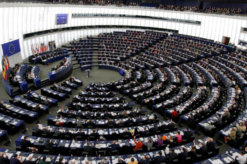 parlament-800x532