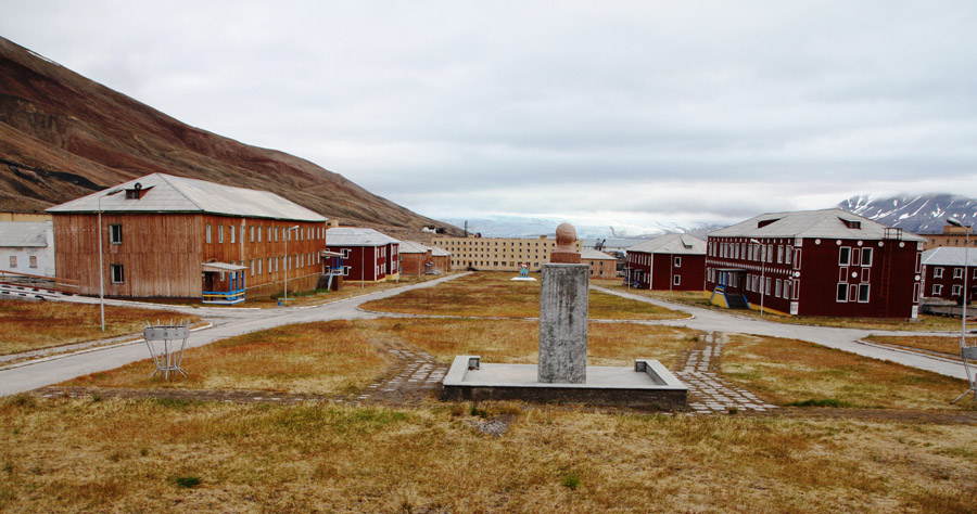 7 AbandonedPyramidenCourtyard