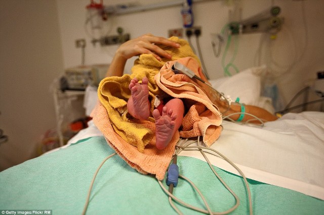 Newborn_baby_a_few_hours_