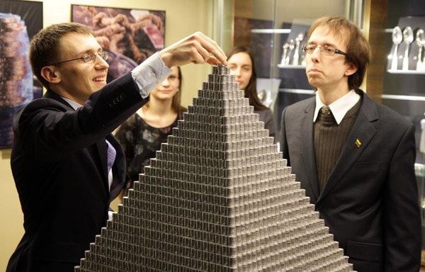 afp-lithuania-builds-worlds-largest-coin-pyramid-1