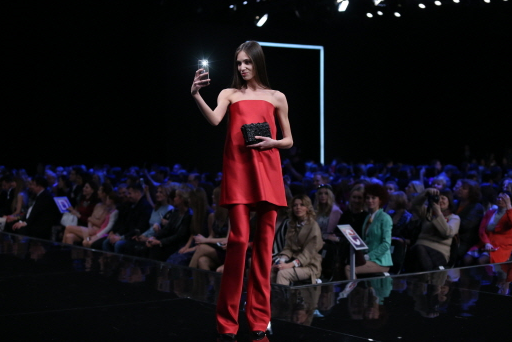 Моделите с Galaxy S6 по време на модното ревю на Валентин Юдашкин