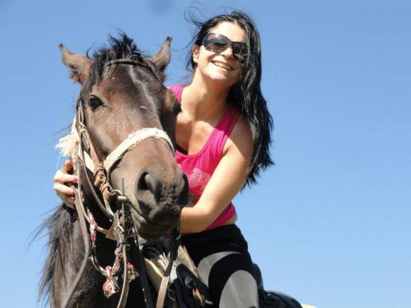 Horse-riding-in-nature-close-up