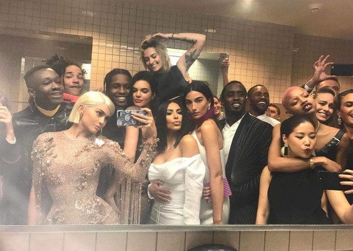 rs_1024x769-170502051130-1024.met-gala-selfie-kylie-jenner.5217