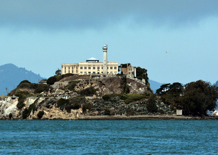  1200px-Alcatraz_Island_photo_D_Ramey_Logan 