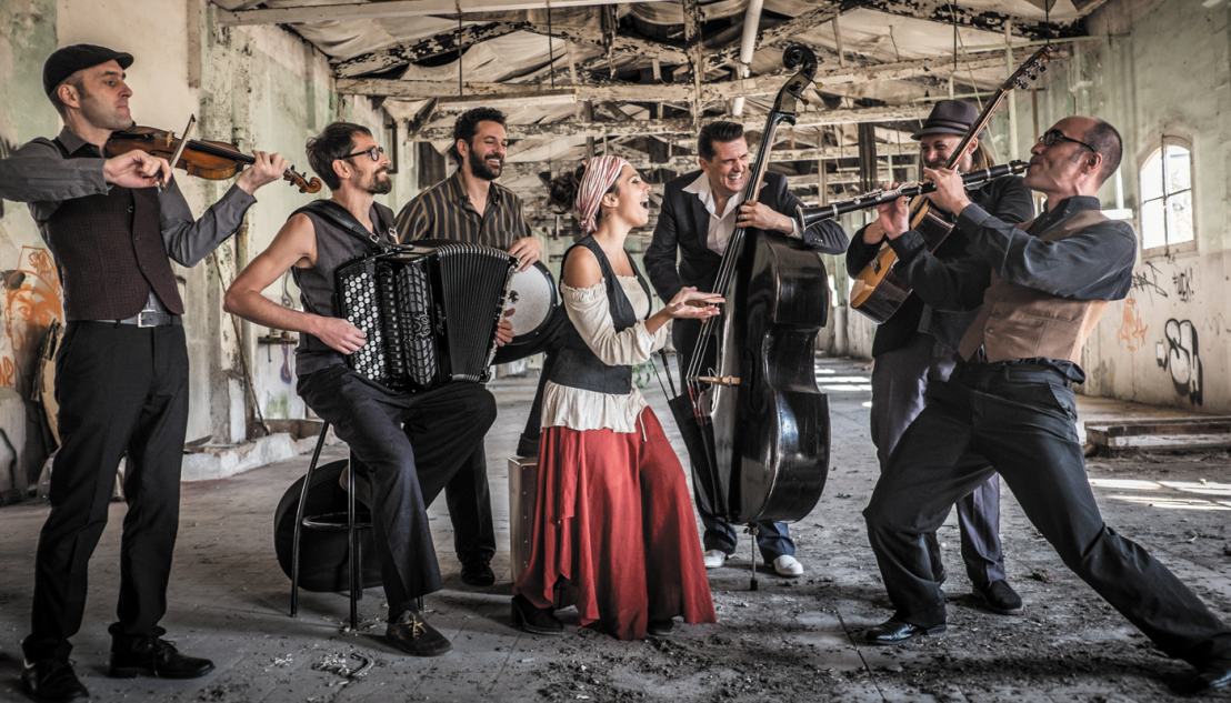 Barcelona Gipsy Balkan Orchestra: Балканската музика те удря право в сърцето : Chronicle.bg