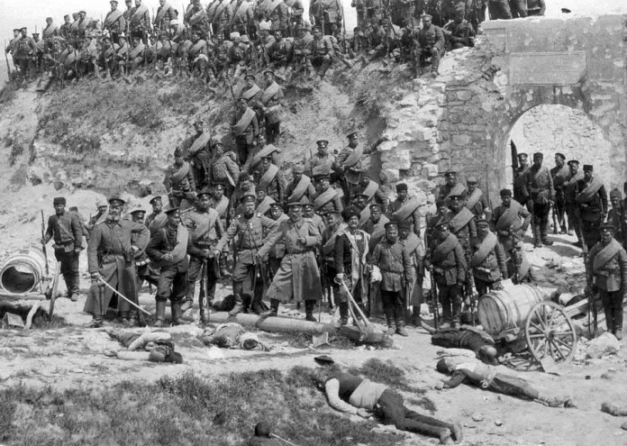  Bulgarian_soldiers_with_dead_Turkish_civilians_(Edirne) (1) 