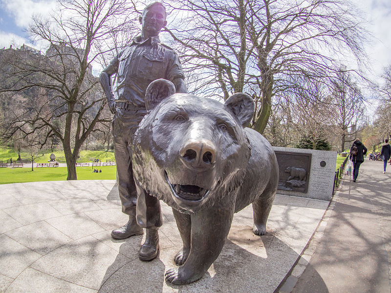  Wojtek_(bear)_statue_in_Princes_Street_Gardens 