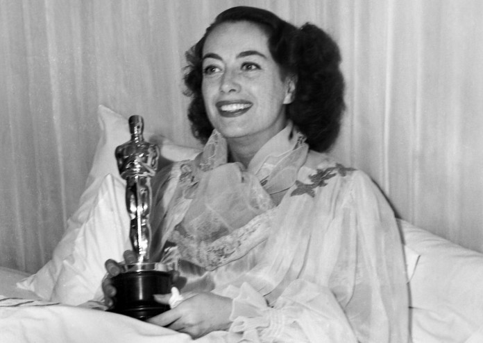  joan-crawford-with-her-oscar-for-mildred-pierce 