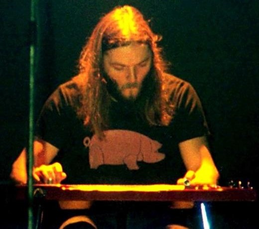  David_Gilmour-_Lap_sleel_guitar_(cropped) 