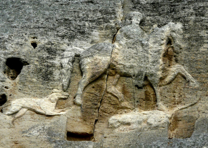  Мадарският конник от езическите времена, който с християнството може да е еволюирал в облика на Свети Георги убиващ змея 