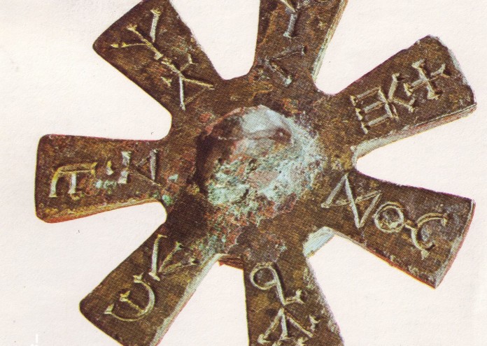  Розетата от Плиска, чиито седем лъча е допустимо да символизират Слънцето, Луната и петте забележими с невъоръжено око планети от Земята 