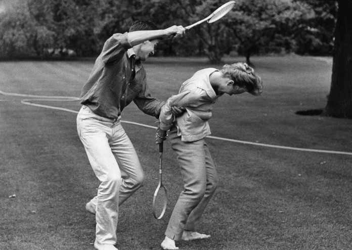 Schneider, Romy - Actress, Austria *23.09.1938-29.05.1982+ - playing badminton with the actor Alain Delon - 1961 - Photographer: Jochen Blume - Vintage property of ullstein bild