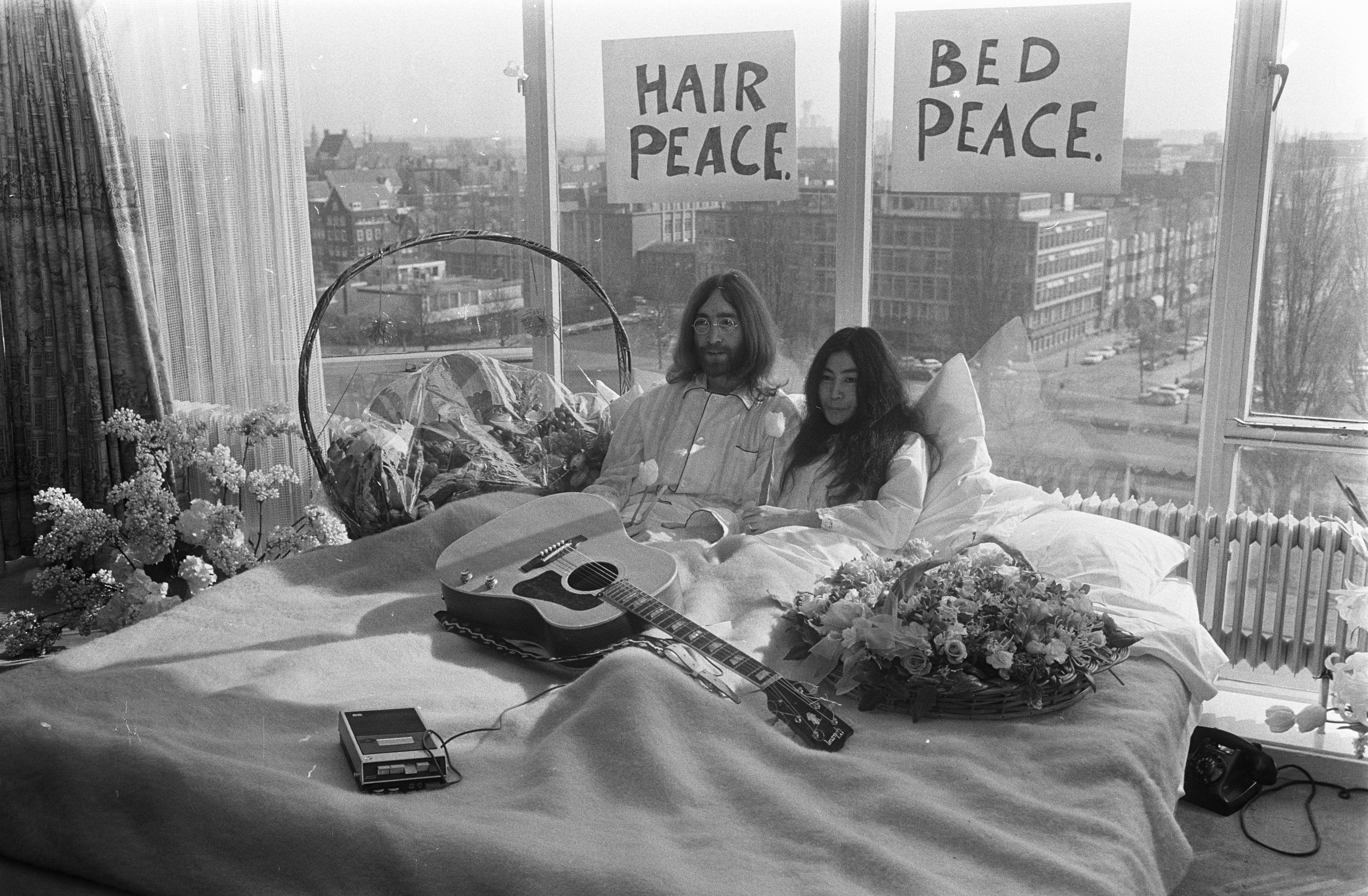 John_Lennon_en_zijn_echtgenote_Yoko_Ono_op_huwelijksreis_in_Amsterdam._John_Lenn,_Bestanddeelnr_922-2302