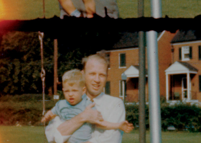 Франк Олсън със сина си Ерик Олсън, 40-те години на
