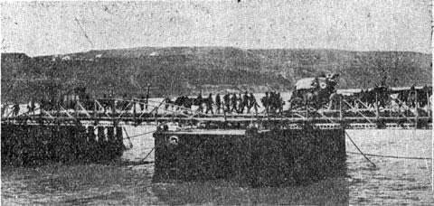  Convoi_de_trasuri_din_Div._10-a_trecand_Dunarea_la_Flamanda 