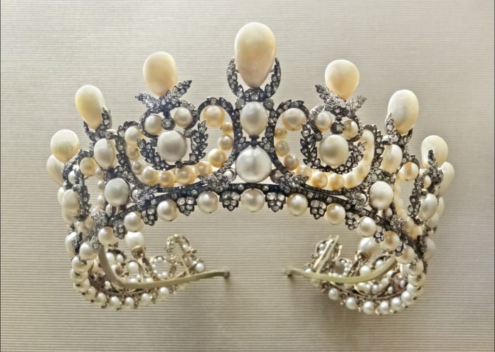 Перлената корона на императрица Евгения с 212 естествени перли Previous
