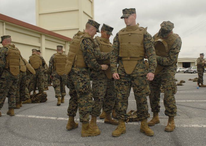Морски пехотинци с жилетка Modular Tactical Vest MTV която тежи