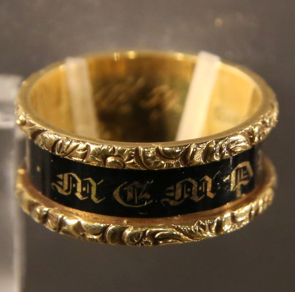  Mourning_ring 