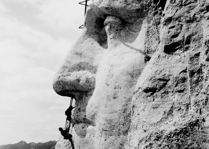 В планината Ръшмор в главите на американските президенти Джордж Вашингтон