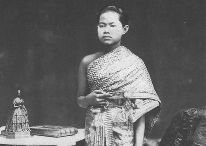 На 31 май 1880 19 годишната Сунанда Кумариратана кралицата на