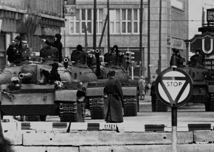  Soviet_tanks_in_Berlin_1961 