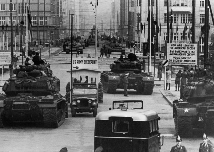  US_Army_tanks_face_off_against_Soviet_tanks,_Berlin_1961 