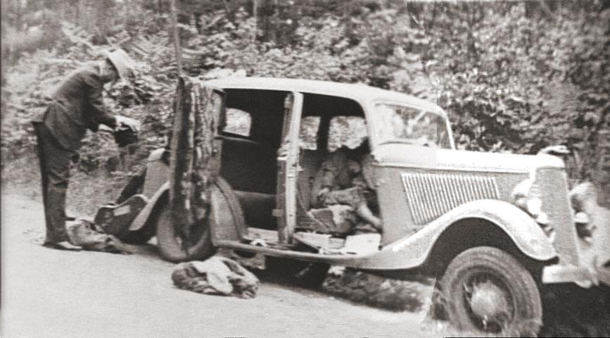  1932_Ford_V-8_containing_the_remains_of_Bonnie_Parker_and_Clyde_Barrow 