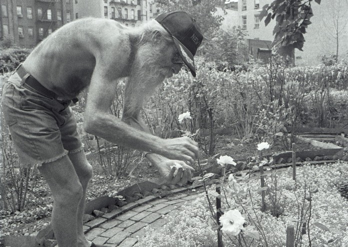 През 1975 един артист от Манхатан на мястото на отломки