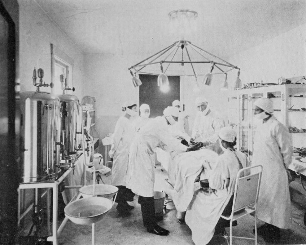  Operating_room_at_the_Brinkley_Hospital 