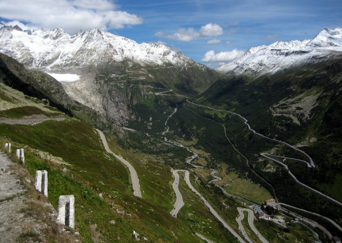 По протежение на Швейцарските Алпи с километри се простират груби