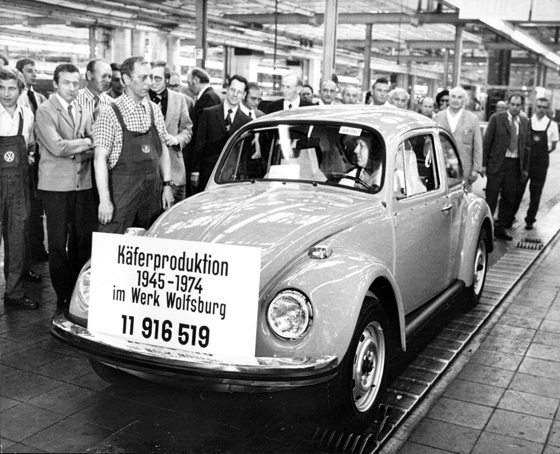  Letzter VW-Käfer läuft in Wolfsburg vom Band 