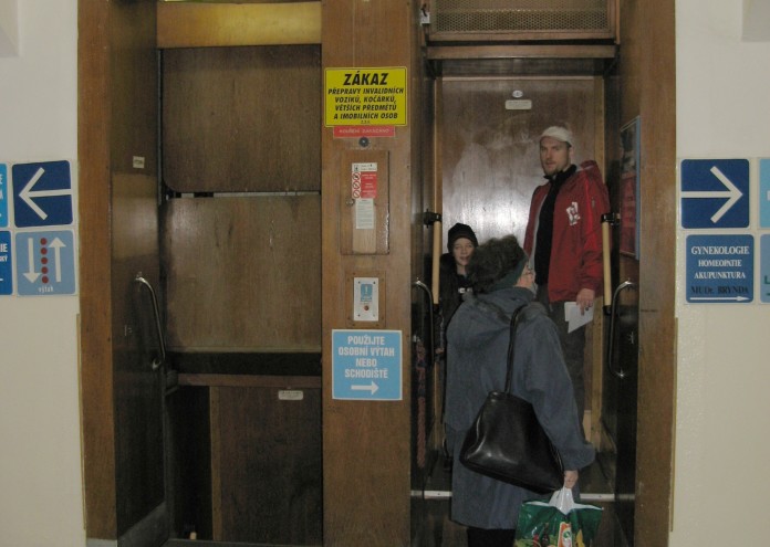 На Патерностерът му липсват повечето основни части които стандартният асансьор