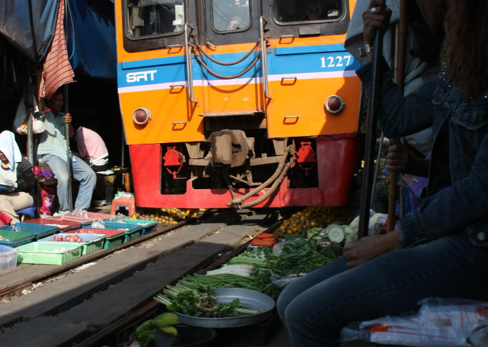 Югозападно от Банкок се намира железопътният пазар Маеклонг Той е