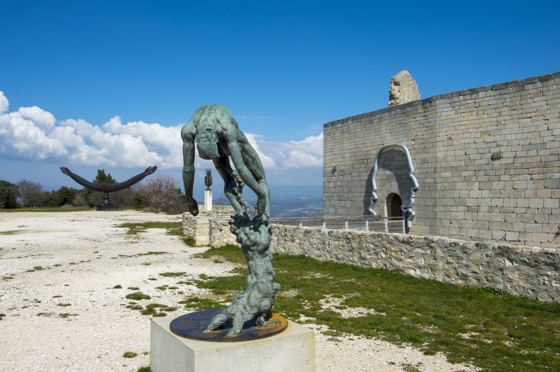  Bronze artwork at the Chateau de Lacoste above the hillside 