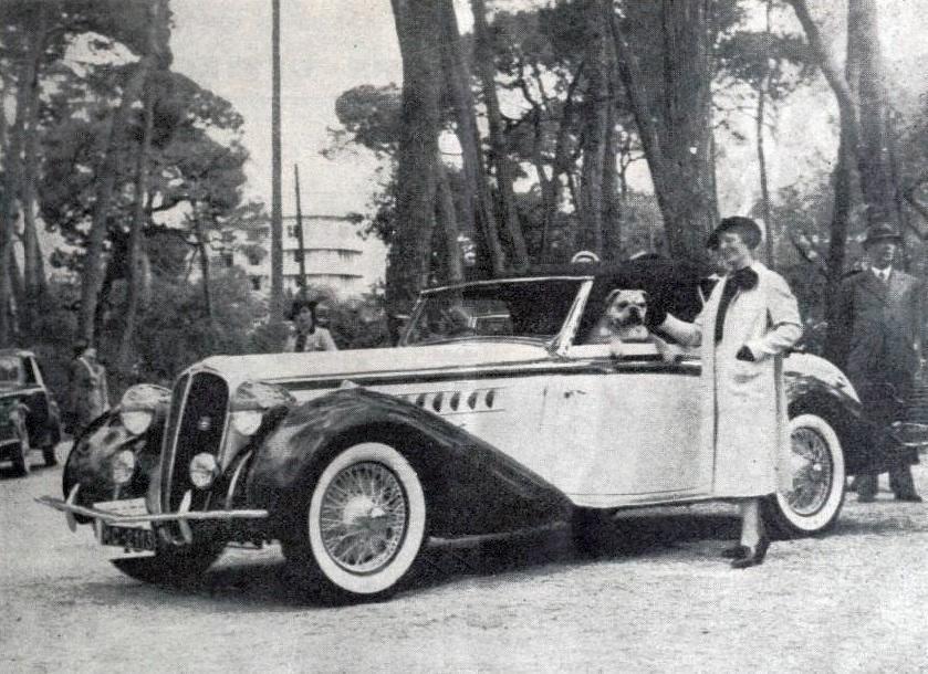  Lucy_Schell,_victorieuse_du_Concours_d'élégance_automobile_de_Juan-les-Pins_en_mai_1938,_sur_Delahaye_cabriolet_décapotable_carrossée_par_Chapron 