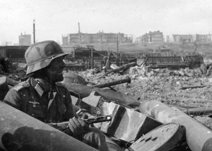 Russland, Kampf um Stalingrad, Soldat mit MPi