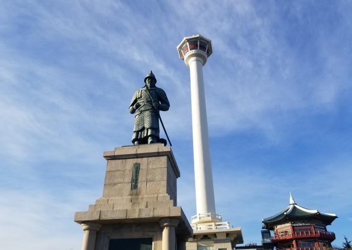  Chungmugong_Yi_Sun-Sin_Statue_in_front_of_Busan_Tower 
