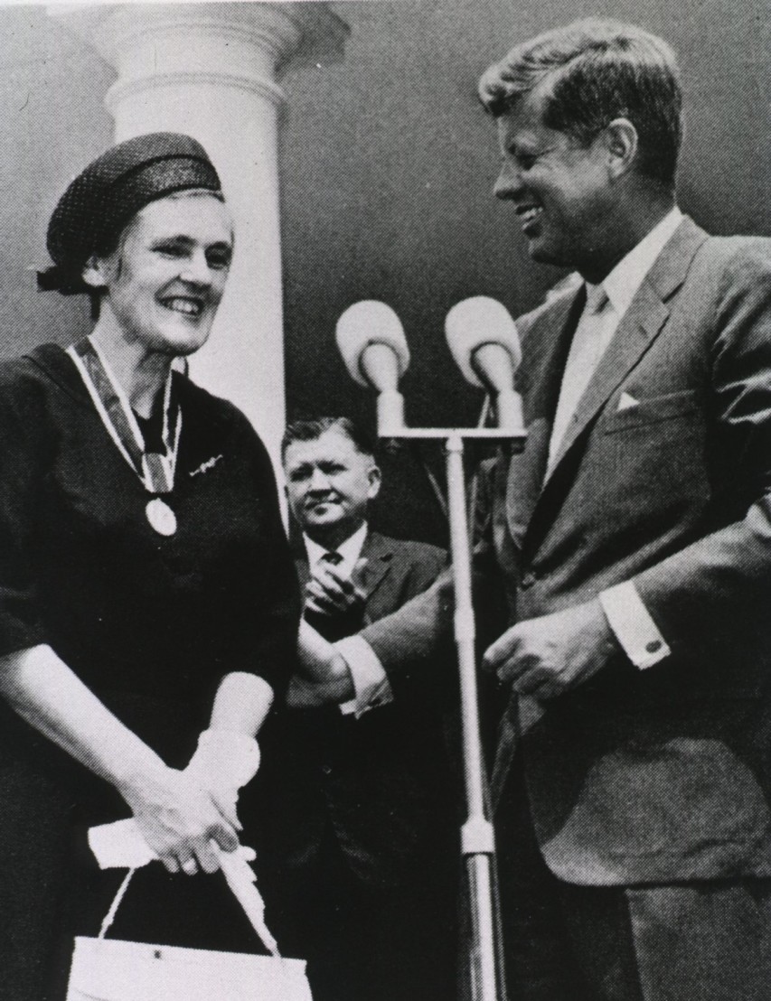  Frances_Oldham_Kelsey_and_John_F._Kennedy 