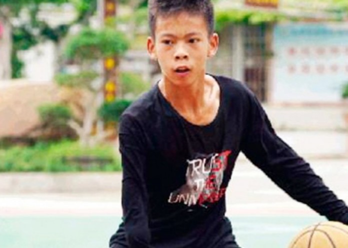Наскоро едно китайско момче се превърна в знаменитост в баскетболните