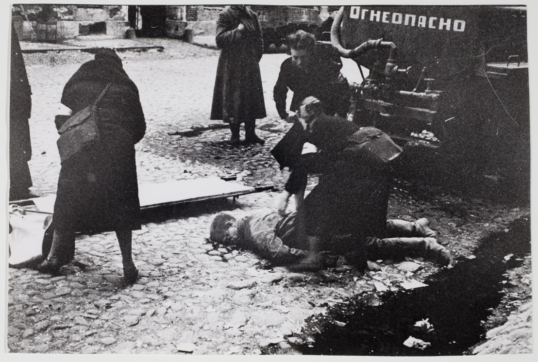 RIAN_archive_888_Nurses_helping_people_wounded_in_the_first_bombardment_in_Leningrad