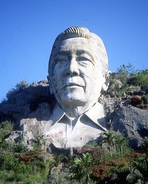  Bust_of_Ferdinand_Marcos,_near_the_town_of_Baguio 