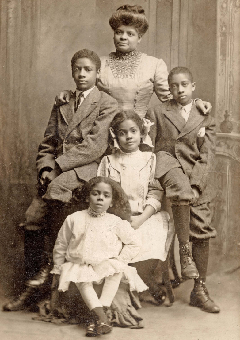  Ida_B_Wells_with_her_children,_1909_(cropped) 
