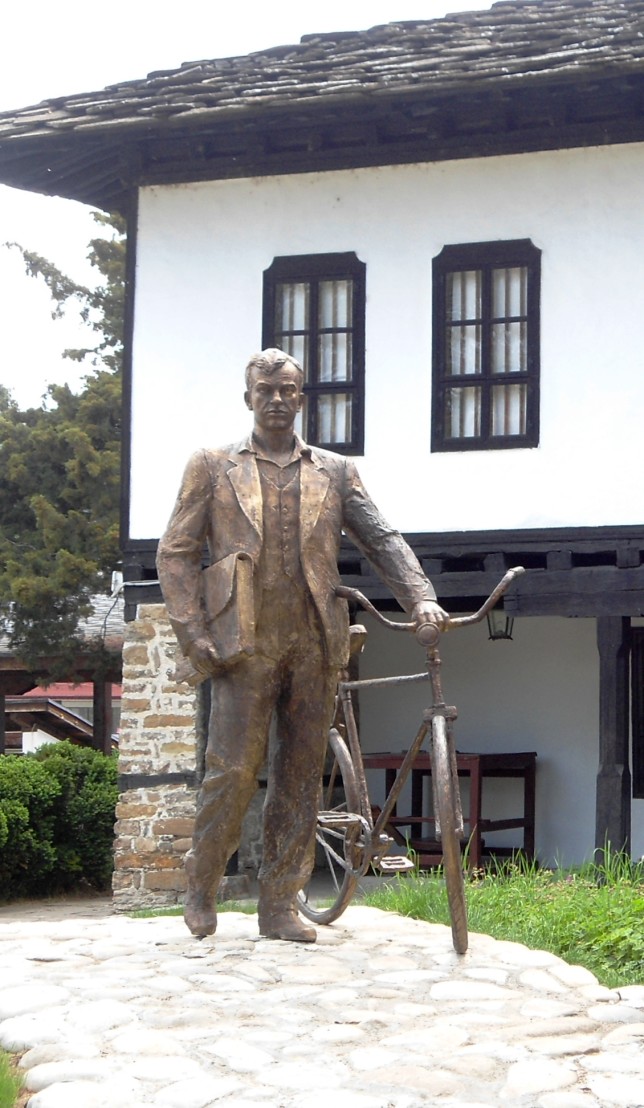  Иван_Хаджийски_-_монумент 