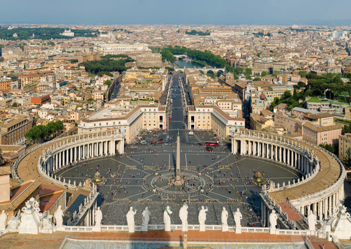  St_Peter's_Square,_Vatican_City_-_April_2007 