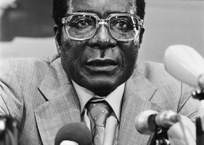 Persconferentie_Robert_Magabe_,_president_Zimbabwe,_op_Schiphol_na_driedaags_bez,_Bestanddeelnr_932-1958