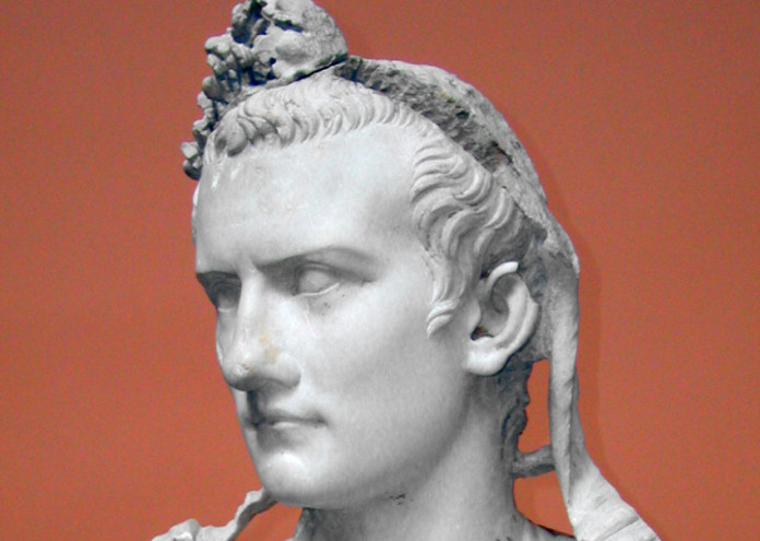 През вековете Римската империя създава колоритно лоши императори – брутално егоистичния Комод който се