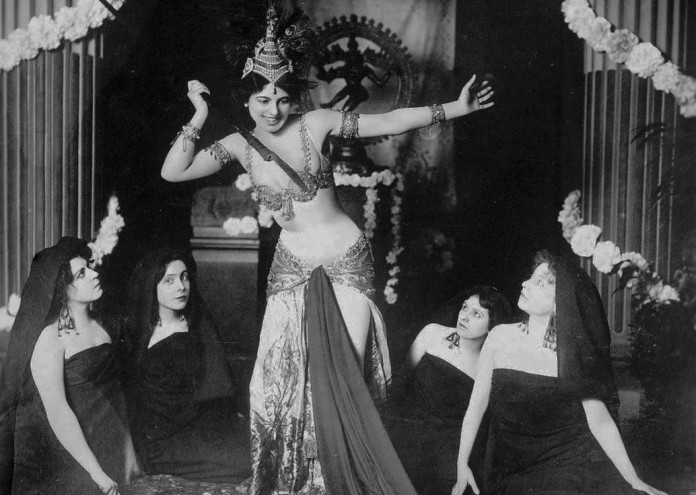  Mata Hari dancing in the Musée Guimet (1905) 